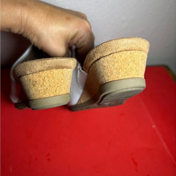Earth Origins Suede Slip-On Wedge Sandals Pearl White size 8.5 ** - Picture 6 of 7